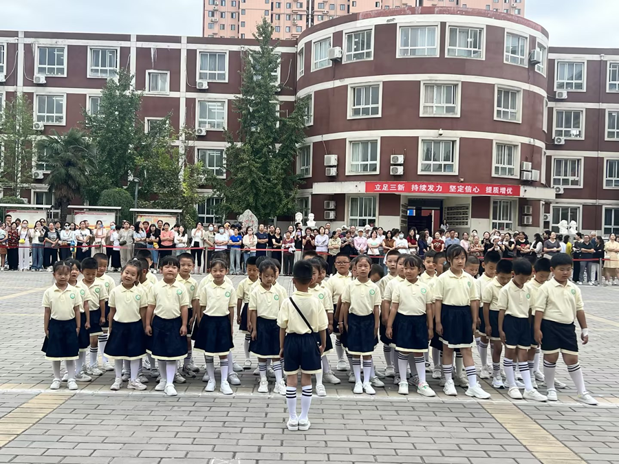 同心·同行·共育未来-----泾河中心学校开展一年级新生家长开放日