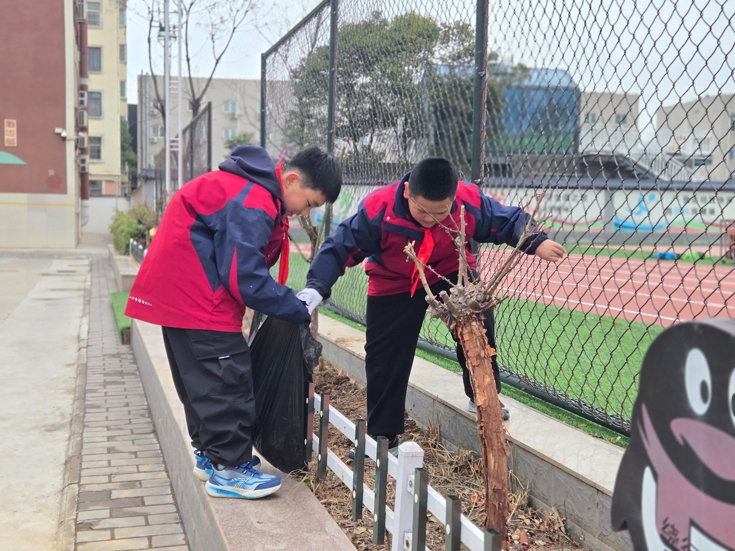 学习雷锋精神 争做追“锋”少年 泾河中心学校开展学雷锋系列教育实践活动