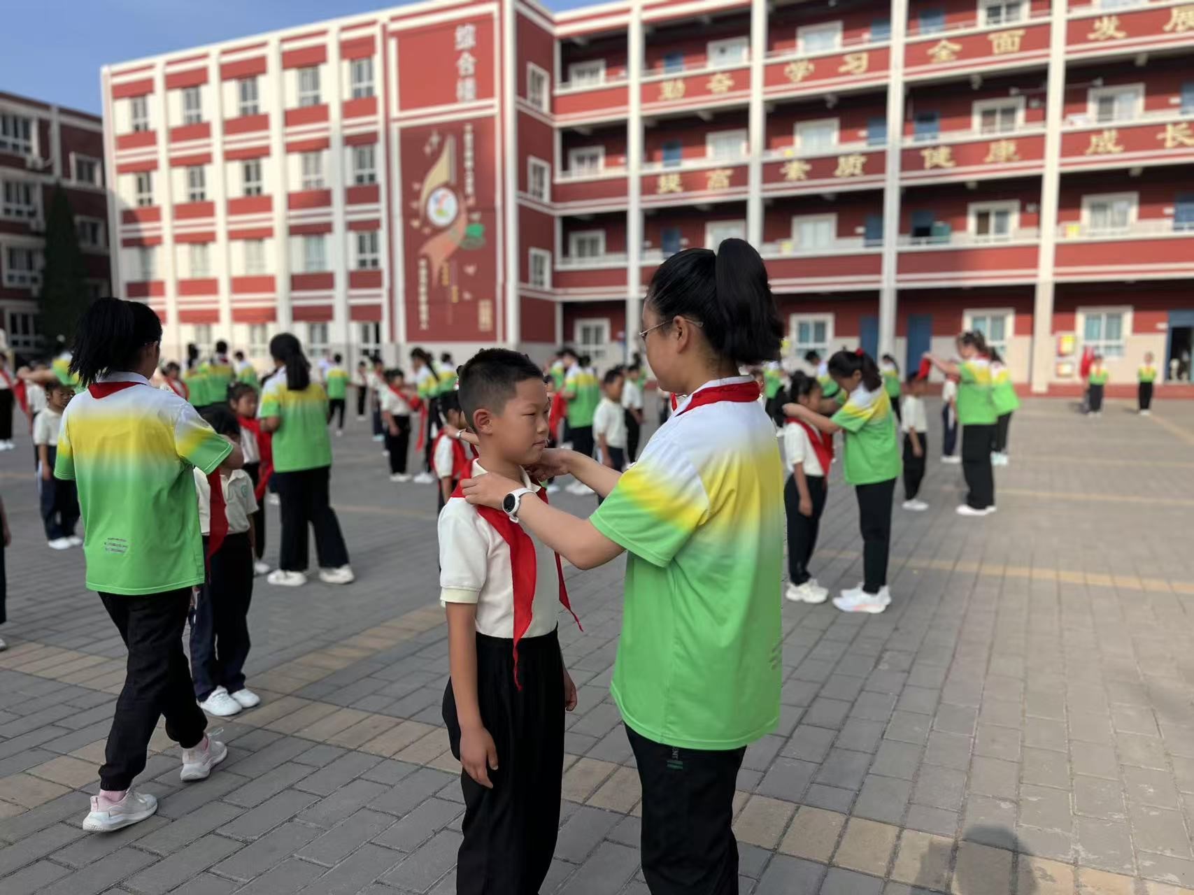 西安泾河工业区中心学校 举行2025年少先队新队员入队仪式